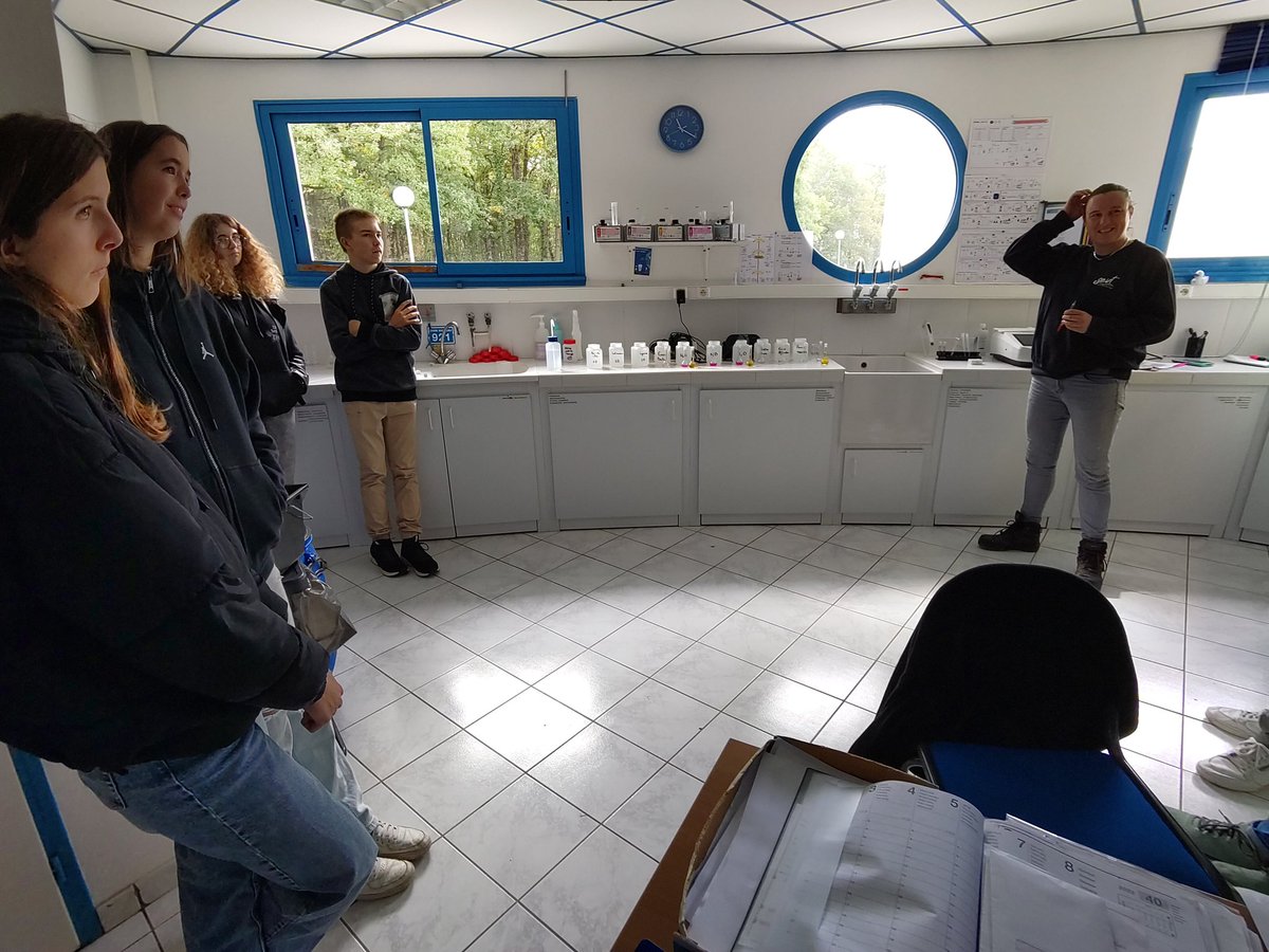 GYCPOfficial's tweet photo. ☀️ Au tour du lycée Jean #Moulin de #Thouars de participer à #Sengager, la COP27 en @NvelleAquitaine en visitant l'usine de #traitement de l'eau du Syndicat d'eau du Val de #Thouet pour décrouvrir quels sont les polluants à retirer de l'eau avant de la boire 🥛@emfpoitiers https://t.co/OkL9Ggo08I