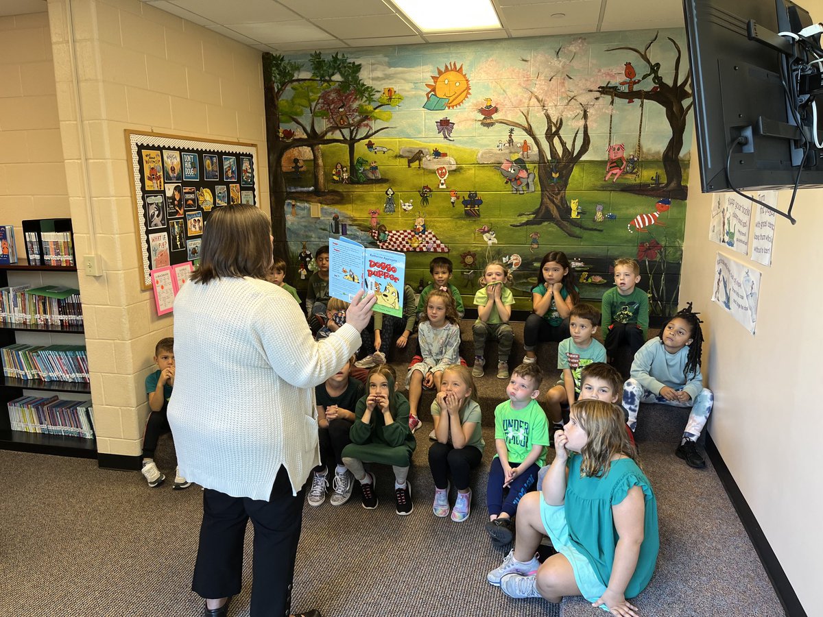 lbothwell76's tweet photo. Look at all that green for liver awareness! We Love our mystery readers at #winfield34 #liverawareness ⁦@kaaauthor⁩ https://t.co/yMwLiPxZtW