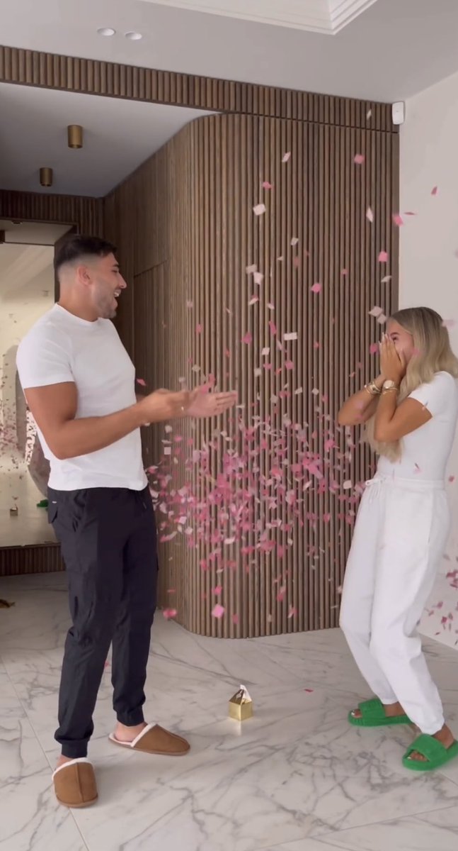 PrettyLittleThing tweet media