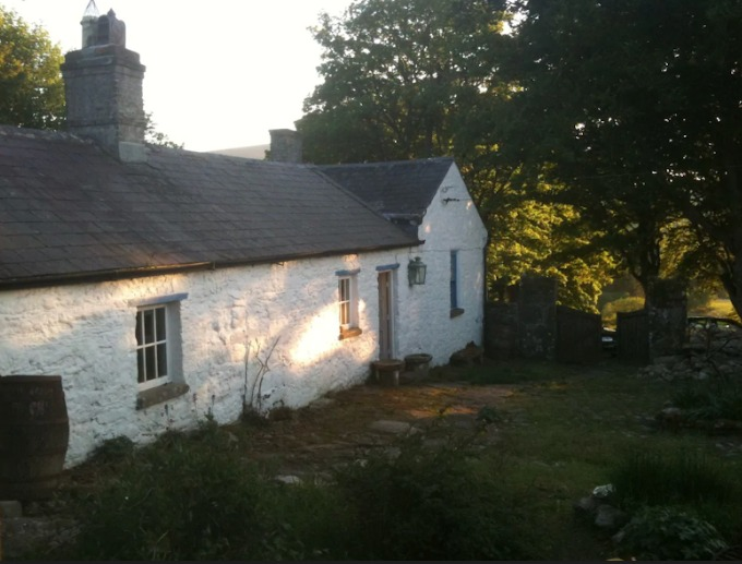 MaireMTD's tweet photo. Does anyone own or know someone who owns a remote cottage, similar to the attached, with an old-style interior preferably, that we could use for a documentary we are doing? One-day shoot!
Any help would be much appreciated. RT please
#cottage #remotecottage #wicklow #wexford https://t.co/oJi7JMErCN