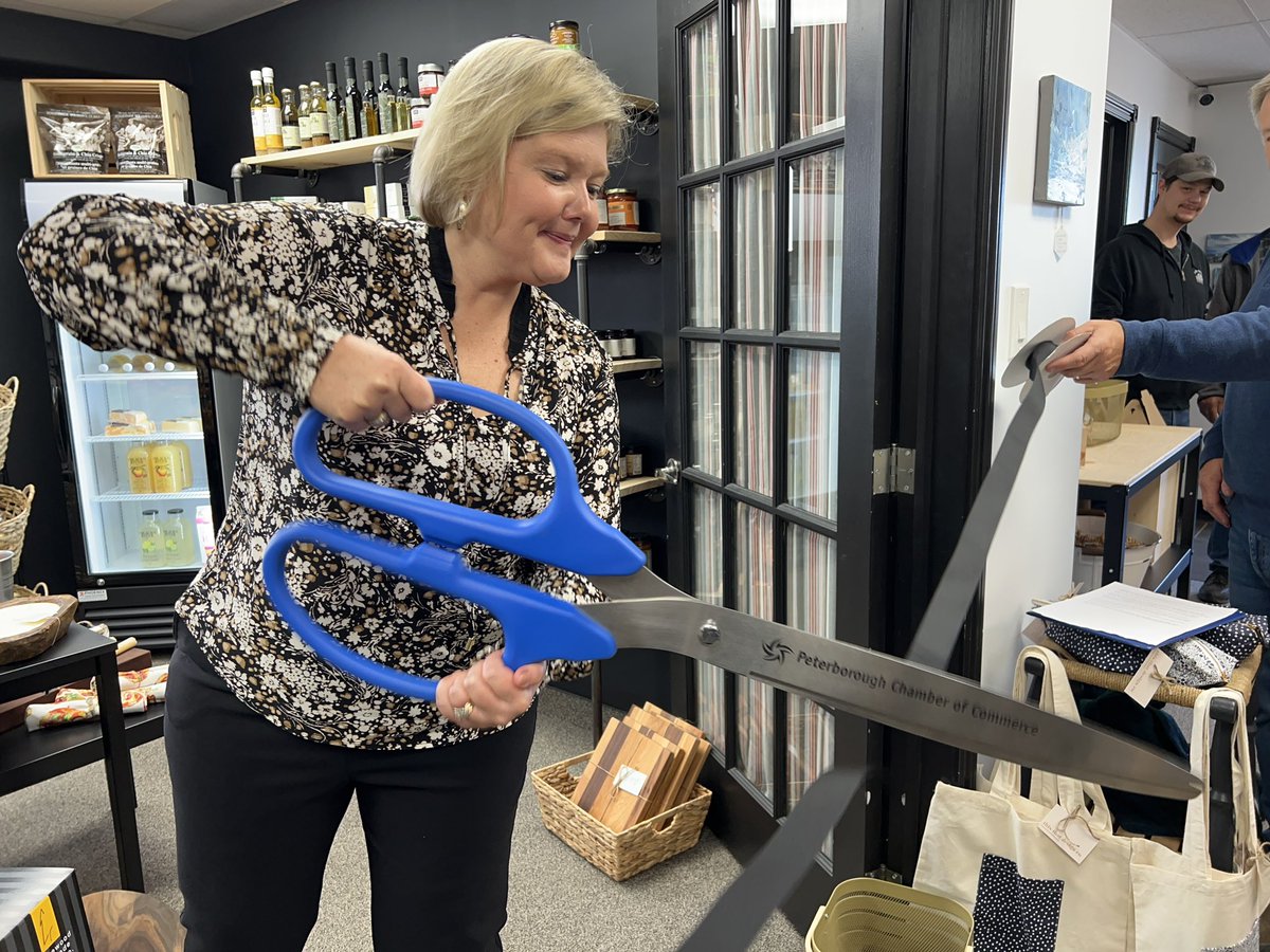 DavidTuanBui44's tweet photo. .@aliciadoris2, owner of Living Local Marketplace, celebrates her one-year anniversary and expansion of gourmet goods.

She could not have a grand opening due to the COVID-19 pandemic so this ceremony makes up for the celebration. https://t.co/39R2edE7Tg