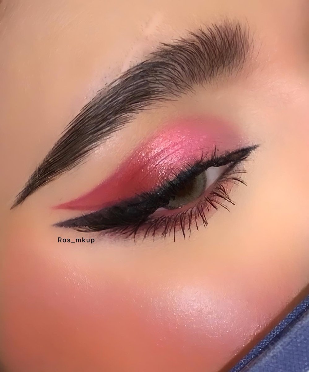 ros_mkup's tweet photo. مكياجي هالفتره اشكال والوان ♥️💙🧡💚 https://t.co/8j5pVl7SHz
