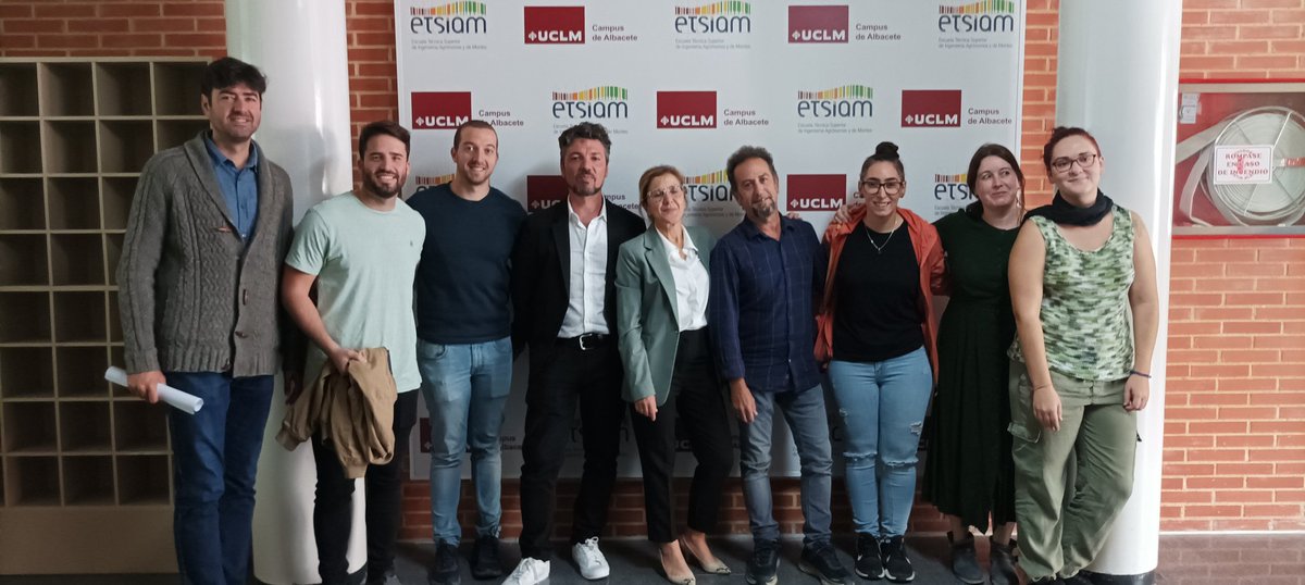 MELucasBorja's tweet photo. Gracias al grupo #ECOFOR @uclm_es y a un excelente tribunal que ha sido muy constructivo: Mercedes Guijarro, Elena Marcos y @DANIELMOYA_AB https://t.co/TaBTr31Jpi