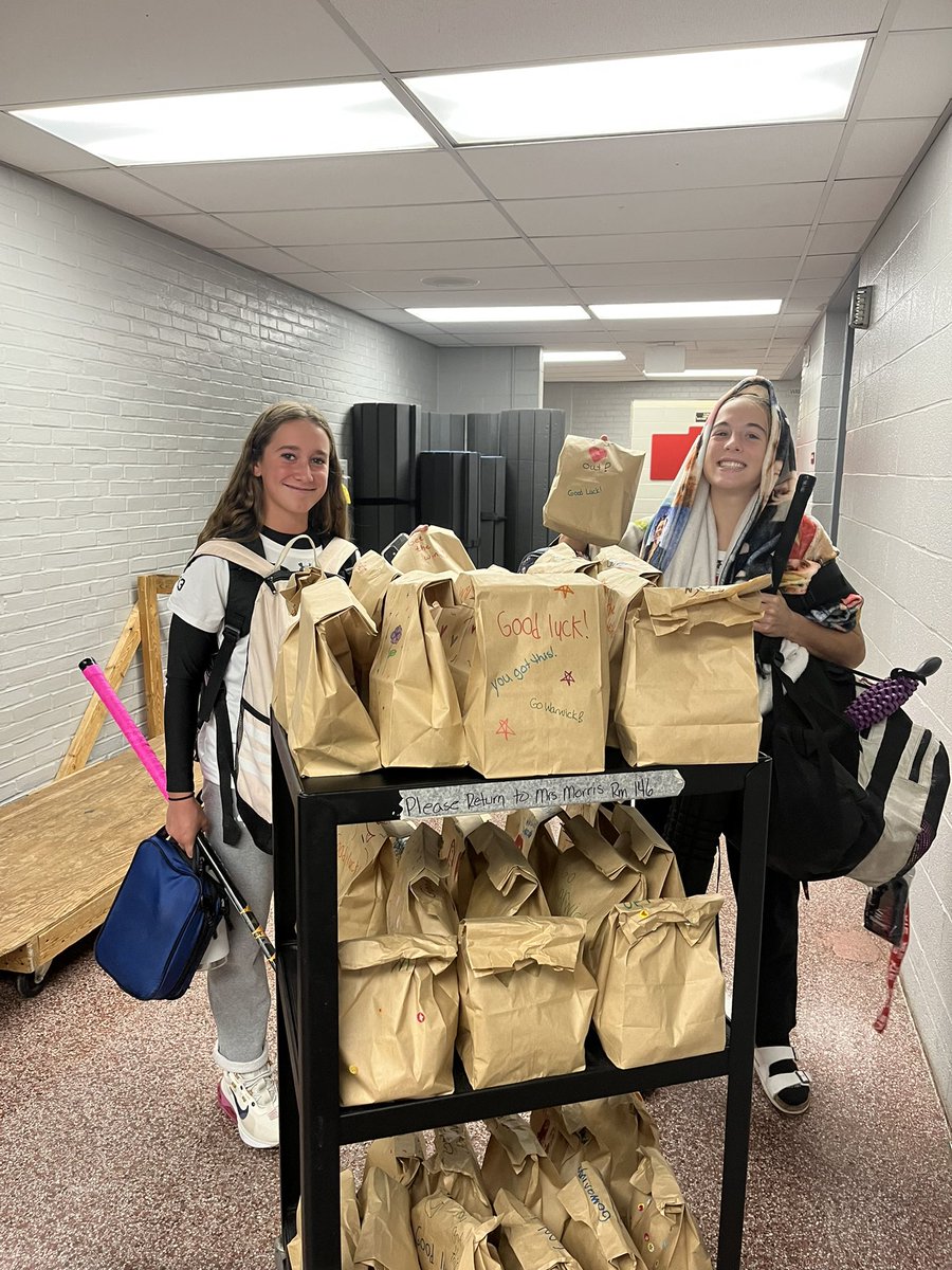 WarwickFieldHoc's tweet photo. @Pals_Warwick thanks for our  snack bags! Mrs. Morris’s class is awesome and helps us get energy before our away games!! https://t.co/2dmNODWPsl
