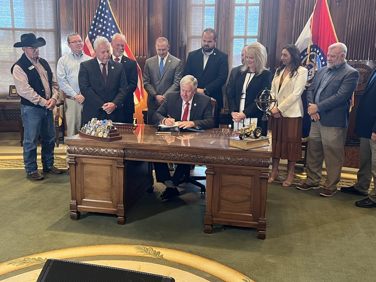 .@GovParsonMO is signing the 2 special session bills into law today. One reauthorizes agriculture tax credits for 6 years &amp; the other lowers the MO’s income tax rate to 4.95% (currently 5.3%) in 2023 and eventually reducing it to 4.5% based on revenue growth triggers. #moleg
