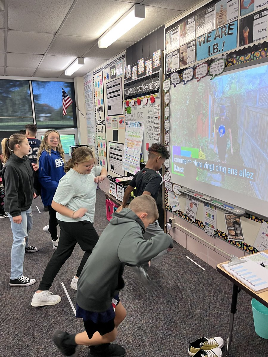 HiltonCSDFrench's tweet photo. 6th graders at Village did a French Brain Break today while reviewing seasons and activities ❤️🖤 https://t.co/3S9g3p9vXo