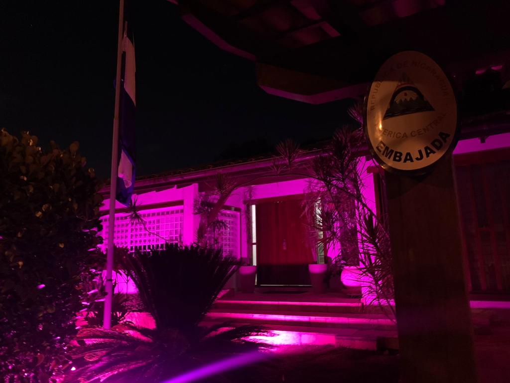 EmbaixadaNicBr's tweet photo. A Embaixada da Nicarágua no Brasil ilumina-se de rosa em homenagem à campanha "𝐎𝐮𝐭𝐮𝐛𝐫𝐨 𝐑𝐨𝐬𝐚" pela conscientização e alerta para a prevenção precoce do câncer de mama e outros tipos da doença.
Tod@s junt@s na luta contra o câncer de mamas!!  🌸🎀💕
Brasil, Outubro 2022 https://t.co/pvJDMD1Tlh