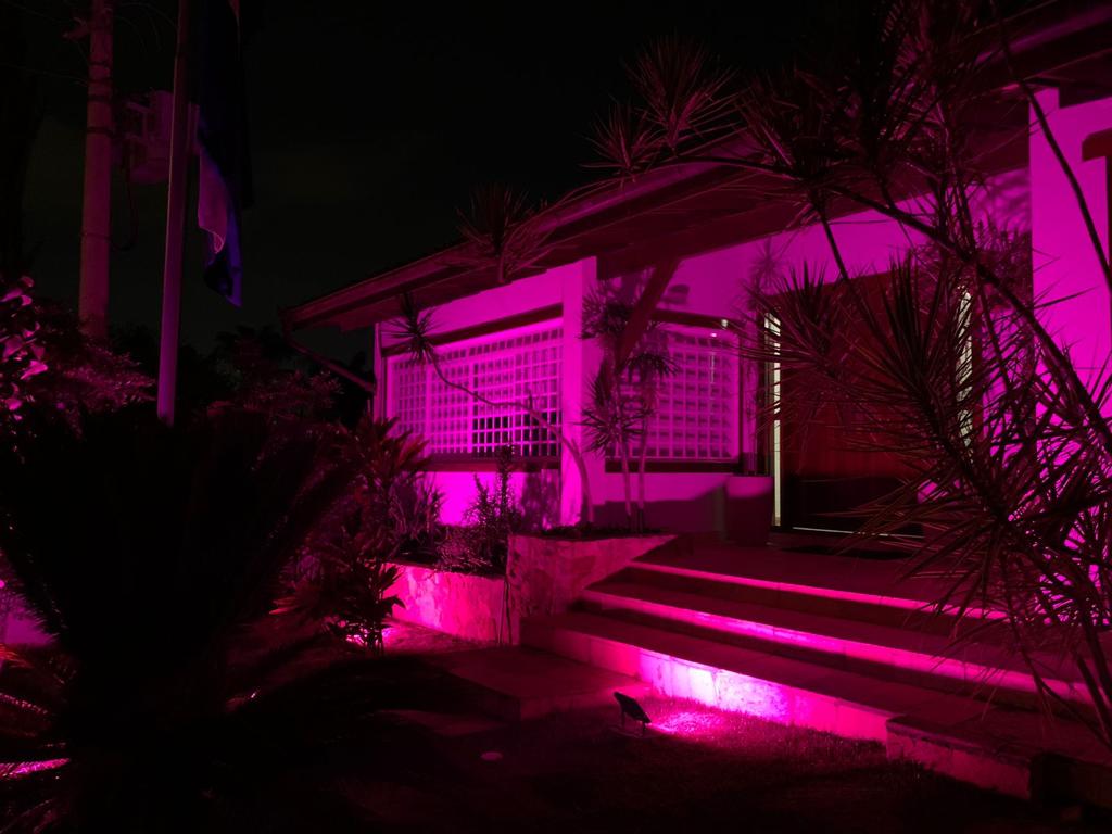 EmbaixadaNicBr's tweet photo. A Embaixada da Nicarágua no Brasil ilumina-se de rosa em homenagem à campanha "𝐎𝐮𝐭𝐮𝐛𝐫𝐨 𝐑𝐨𝐬𝐚" pela conscientização e alerta para a prevenção precoce do câncer de mama e outros tipos da doença.
Tod@s junt@s na luta contra o câncer de mamas!!  🌸🎀💕
Brasil, Outubro 2022 https://t.co/pvJDMD1Tlh