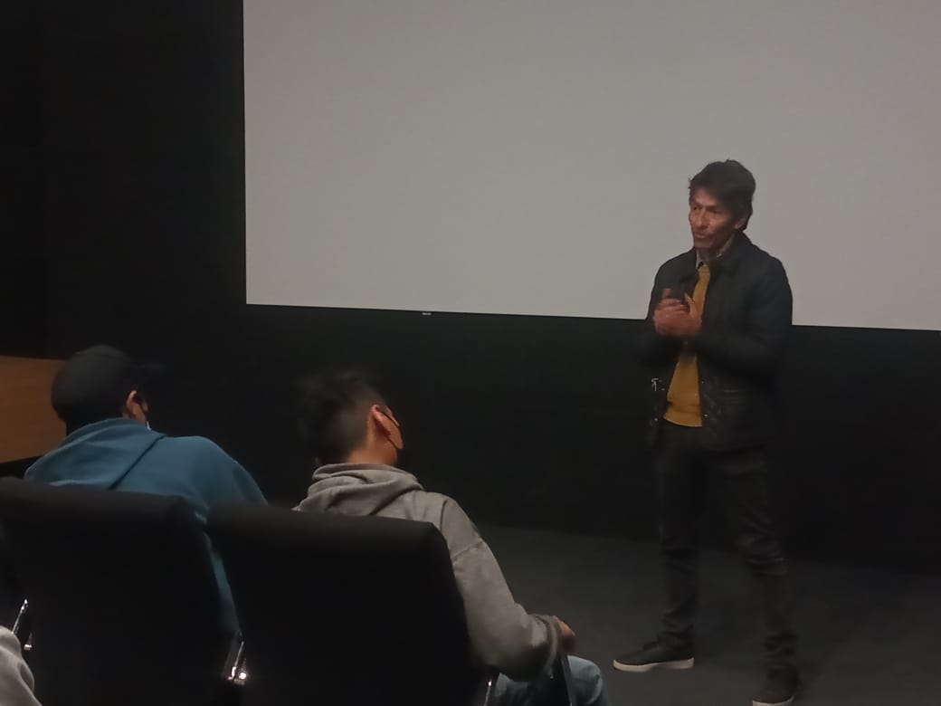 adecinebolivia's tweet photo. #Adecine2022
En la #CinematecaBoliviana se realizó la presentación  de los cortometrajes filmados  en los talleres de capacitación técnica y práctica en las comunidades mineras de #Uncía, #Pulacayo y #Catavi. a la que asistió Germán Monje Director General Ejecutivo de ADECINE https://t.co/wtYE7djkpN