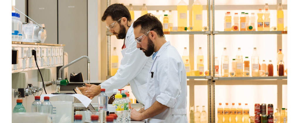 CocaCola_EU's tweet photo. ❓Want to take a guess at how many new drinks are created each year at our innovation laboratory in Anderlecht? 
✅It’s around 400! 
That's a lot of new ideas!

https://t.co/j1fSPP2Oa1 https://t.co/1N92u9MXkV