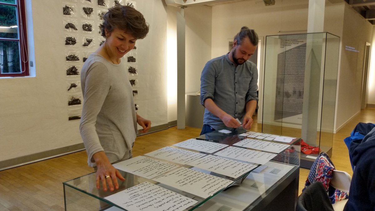 Am Montag fand der Künstler*innenworkshop »Misinformation &amp; me« zur neuen Sonderausstellung "INTERWOVEN" statt. Gemeinsam mit Vera Drebusch und Florian Egermann ging es in dieser praktischen Übung um die Macht, die Desinformation online entfaltet, und ihre Wirkung im Alltag.