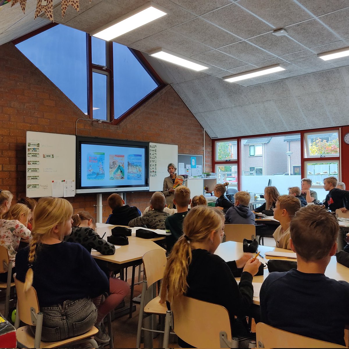 ljansedejong's tweet photo. Schrijfster @EvelienvanDort op bezoek in groep 6 van @SchakelBasissch in het kader van de #Kinderboekenweek. Enthousiast en bevlogen verhaal, kinderen enorm betrokken. https://t.co/fLF2CC30LD