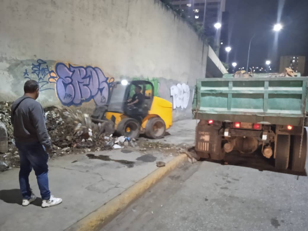 <a href="/TamanacoPSUV/">Tamanaco Lara</a> cumpliendo compromisos adquiridos por el buen vivir de la Capital, realizamos la recolección de   15 m³ de escombros con el apoyo a  GDC en el marco del  7 X 7 del buen gobierno  <a href="/corpocapitalgdc/">CorpoCapitalGDC</a>  presente. <a href="/NicolasMaduro/">Nicolás Maduro</a> <a href="/Nahumjfernandez/">Nahum Fernandez</a> <a href="/dcabellor/">Diosdado Cabello R</a>