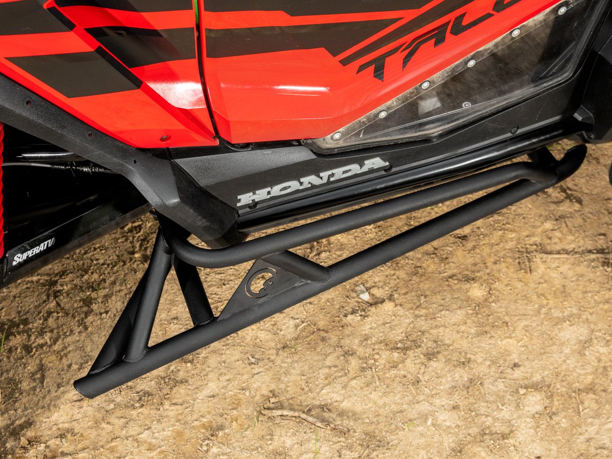 superatvtweet's tweet photo. 🛡 Instead of risking your rear suspension, equip #SuperATV’s #HondaTalon #1000R Tree Kickers. They will deflect obstacles away from your rear tires! Protect your #Talon and look good doing it. 💪😎 #LetsRide #BuiltforBattle   
#satv #satvnation #nerfbars #treekickers #rockslider https://t.co/xWIIgRoJYc