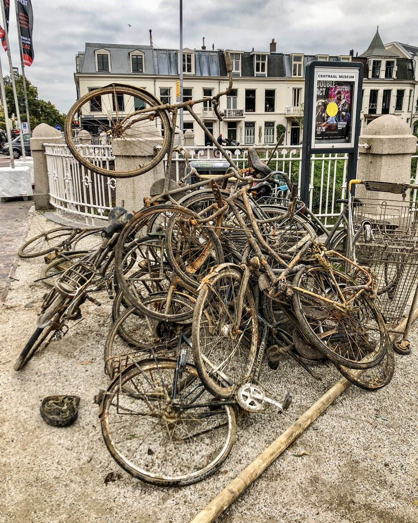 modacitylife's tweet photo. While riding across Utrecht’s Wittevrouwenbrug today, we spotted what at first glance seemed to be some kind of cool new art installation.

Then we suddenly realized it was simply that time of year when the municipality fishes the weesfietsen (“orphaned bikes”) out of the canals. https://t.co/DbEqGvr4TP