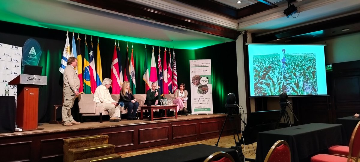 Homenaje al Ing Lavalleja Castro en el cierre del 7th Symposium on phosphorus in soils and plants