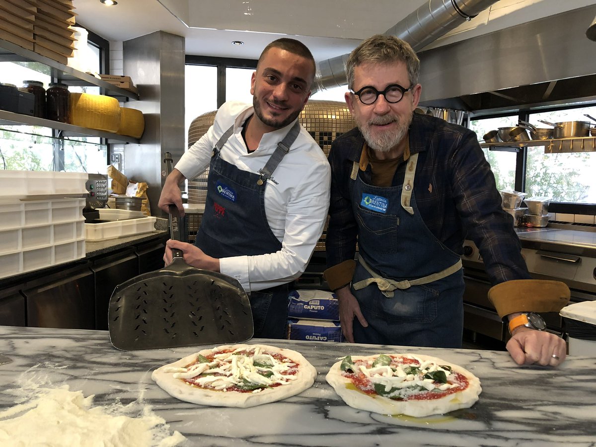 lemondedejamy's tweet photo. 🍕🤤On va vous régaler dans le prochain Monde de Jamy, avec Peppe Cutraro, le champion du monde de pizza 🏆🥇Vous allez voir, c’est une bonne pâte ! 
 
Dégustation mercredi 12 octobre à 21h10 sur @france3tv 📺 https://t.co/vm6MXwkvLa