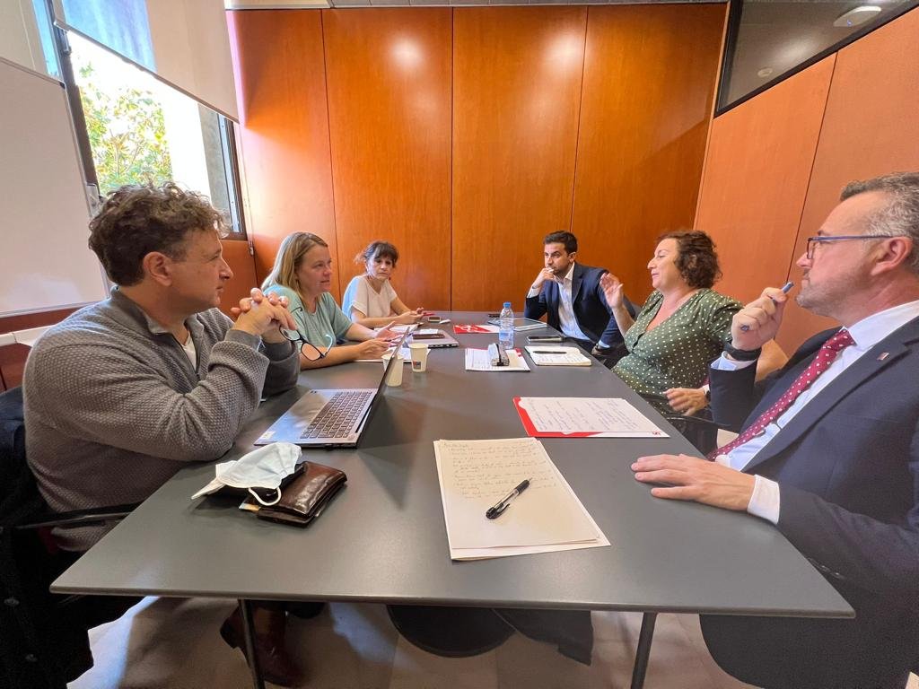 Una delegació de la nostra Comissió Executiva, formada per <a href="/CristinaTorreL/">Cristina Torre</a>, <a href="/mic_albarello/">michela albarello</a> i <a href="/RicardBellera/">Ricard Bellera</a>, s'ha reunit amb el grup  parlamentari de <a href="/socialistes_cat/">Socialistes PSC/❤</a> al <a href="/parlamentcat/">Parlament de Catalunya</a>.

Treballem per uns pressupostos realment socials.