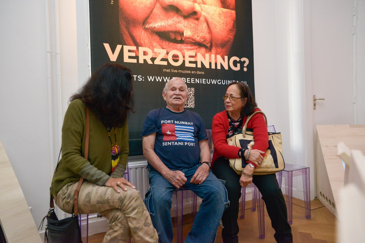 Tabee Nieuw-Guinea (@tabeenguinea) on Twitter photo Op 1 oktober is de video-installatie ‘Tabee Nieuw-Guinea’ i.s.m. het @IndischHC in <a href="/MSophiahof/">Museum Sophiahof</a> feestelijk geopend.
De tentoonstelling is nog t/m 7 januari te bezoeken in Museum Sophiahof ⬇️
museumsophiahof.nl/tentoonstellin…
📸 <a href="/ArmandoEllo/">Armando Ello</a> Op 1 oktober is de video-installatie ‘Tabee Nieuw-Guinea’ i.s.m. het @IndischHC in <a href="/MSophiahof/">Museum Sophiahof</a> feestelijk geopend.
De tentoonstelling is nog t/m 7 januari te bezoeken in Museum Sophiahof ⬇️
museumsophiahof.nl/tentoonstellin…
📸 <a href="/ArmandoEllo/">Armando Ello</a>