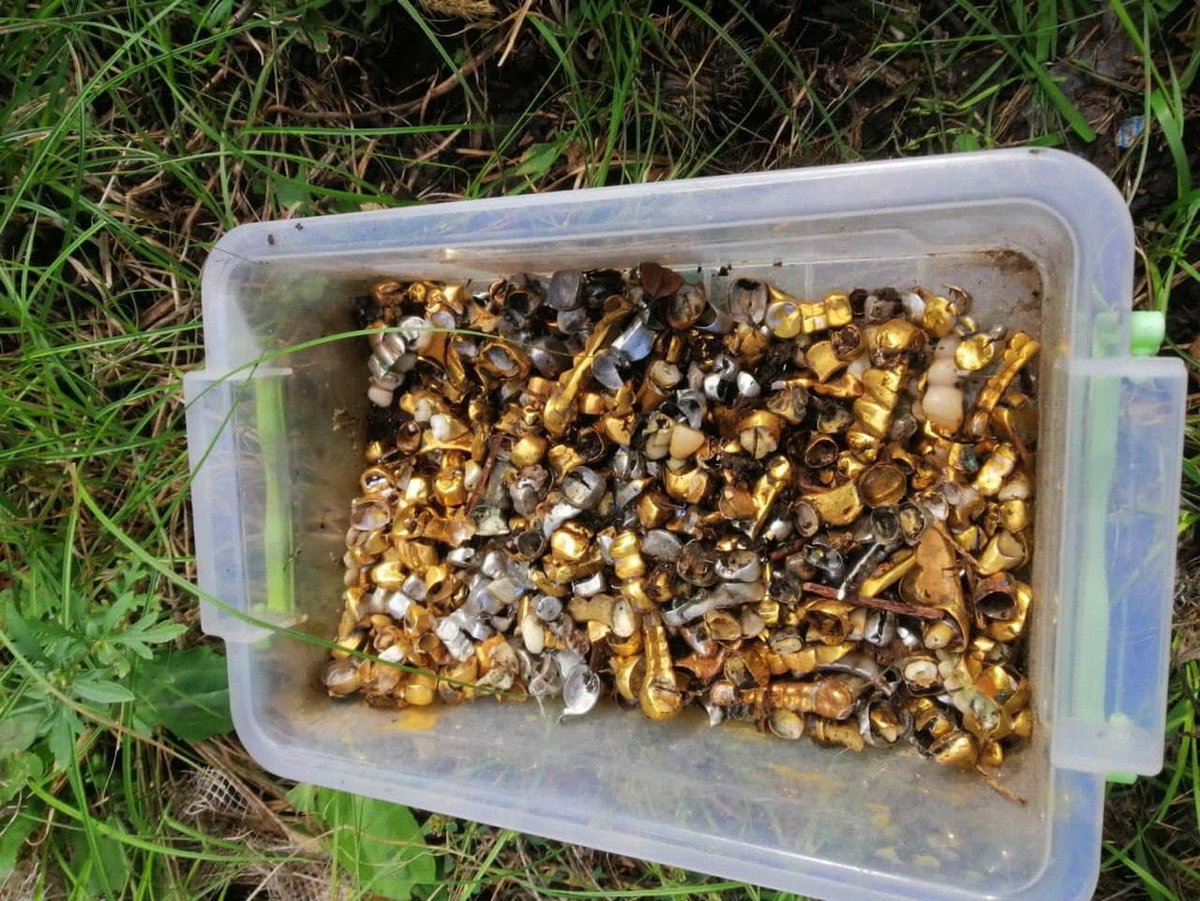 UnikYachts's tweet photo. Boxes of gold dentures were recovered by Ukrainian troops after the liberation of the Russian-occupied territory and similar boxes were recovered by American troops after the liberation of the Buchenwald concentration camp.

Russia 2022 vs Germany 1945 https://t.co/urs2jKdO23