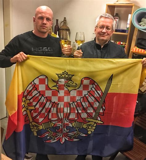 Ten pán vpravo je Zemanův kandidát na zástupce ombudsmana Zdeněk Koudelka. 
Ten pán vlevo je neonacistický násilník Zdeněk Pernica, který chodí se svou bandou fyzicky zastrašovat ideové oponenty. 
Taky si takhle představujete veřejného ochránce práv?