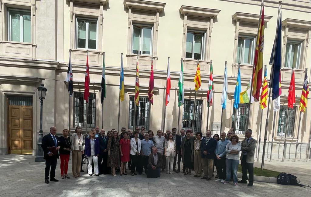 Cuando se trabaja en el consenso, en la pluralidad y teniendo como objetivo el bien de la ciudadanía se alcanzan logros importantes. #LeyFondoIndemnizacionVictimasdelAmianto <a href="/Senadoesp/">Senado de España</a> <a href="/ugt/">ugt</a> <a href="/ccoo/">Comisiones Obreras</a> <a href="/PVasco_EuskoL/">Eusko Legebiltzarra</a> #amianto