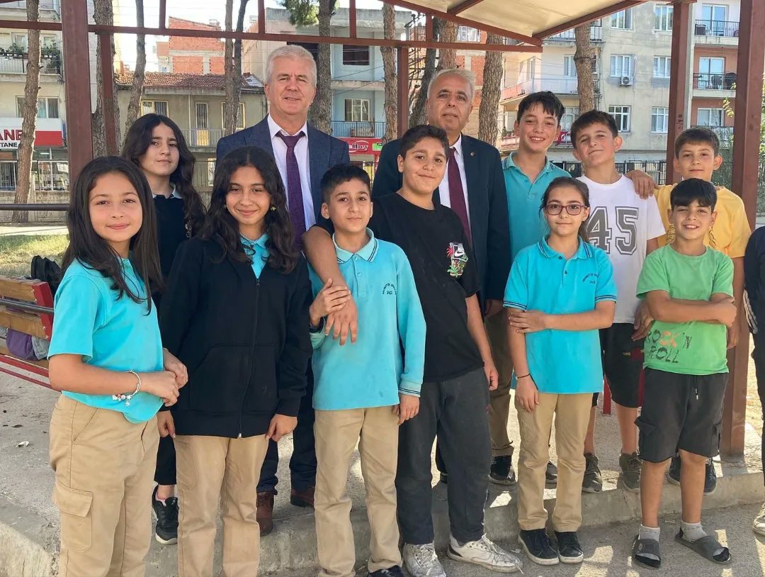 IlceTurgutlu's tweet photo. İlçe Milli Eğitim Müdürümüz Mehmet Ölmez Turgutlu İmam Hatip Ortaokulu, Turgutlu Şehit Suat Akıncı Kız Anadolu İmam Hatip Lisesi ve Prof. Dr. Necmettin Erbakan İmam Hatip Ortaokulunu ziyaret etti. https://t.co/FrB3AKnIze