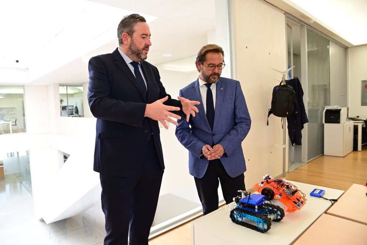 JuntaGranada's tweet photo. El delegado del Gobierno @agranados6957 visita el Consorcio @consorciofr en #Granada, una red que cubre 178 municipios en la provincia y que utilizan casi 50.000 usuarios

➡️ El director general del Consorcio @juanluiscruz_ ha explicado la hoja de ruta de @VuelaGuadalinfo https://t.co/2ht0wR4Y2m
