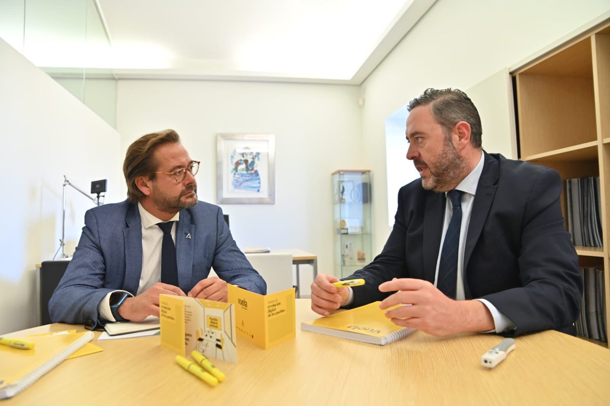 JuntaGranada's tweet photo. El delegado del Gobierno @agranados6957 visita el Consorcio @consorciofr en #Granada, una red que cubre 178 municipios en la provincia y que utilizan casi 50.000 usuarios

➡️ El director general del Consorcio @juanluiscruz_ ha explicado la hoja de ruta de @VuelaGuadalinfo https://t.co/2ht0wR4Y2m