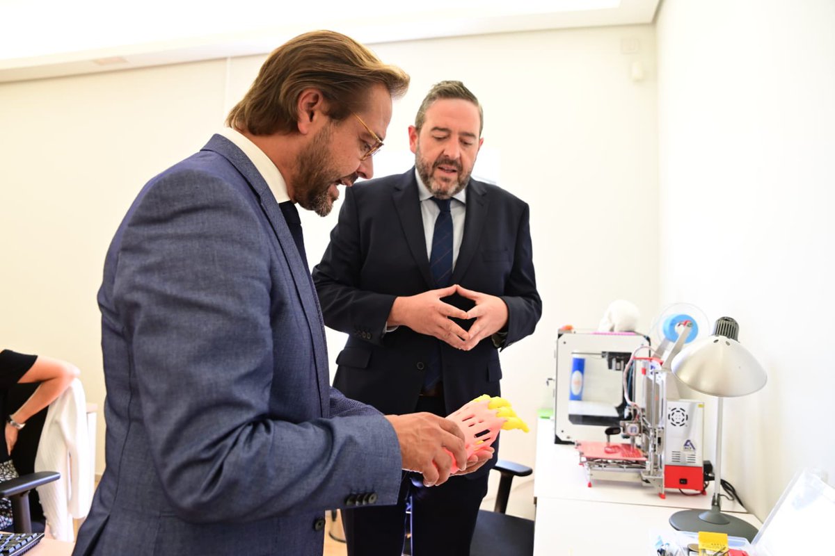 JuntaGranada's tweet photo. El delegado del Gobierno @agranados6957 visita el Consorcio @consorciofr en #Granada, una red que cubre 178 municipios en la provincia y que utilizan casi 50.000 usuarios

➡️ El director general del Consorcio @juanluiscruz_ ha explicado la hoja de ruta de @VuelaGuadalinfo https://t.co/2ht0wR4Y2m