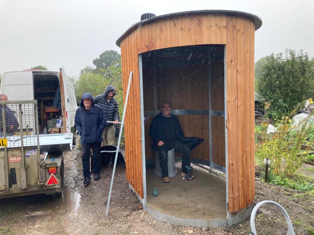 ARDAllotments's tweet image. The new loo on site is almost complete, one of our helpers tested it out - for height only!  @TNLCommFund @Foundation_DBS #allotment #allotments #allotmentlife #growyourown #allotmentlove #growyourownfood #allotmentsofinstagram #growfoodforfree #allotmentuk #allotmentgarden
