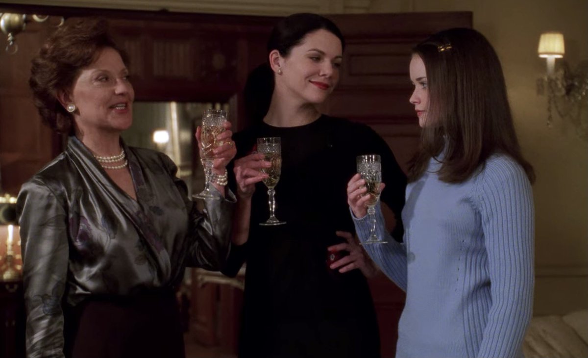 FilmUpdates's tweet photo. 'Gilmore Girls' aired 22 years ago today. https://t.co/PONZwO5UQs