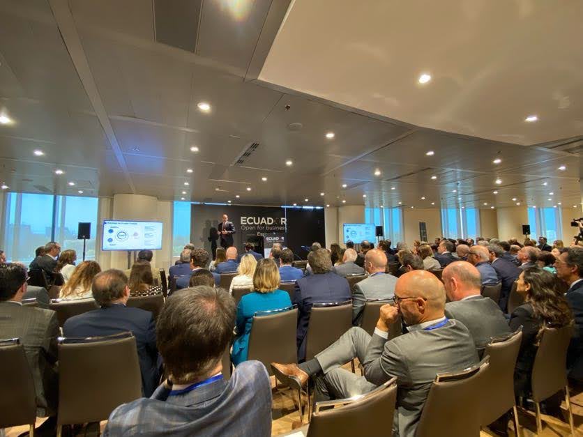#España🇪🇸| ¡Somos destino de inversiones! 
Ministro <a href="/pradojj/">Julio José Prado</a> presentó las oportunidades del #EcuadorOpenForBusiness🇪🇨✅ ante 170 empresarios españoles de distintos sectores. 
Se expuso:
🤝Clima de inversiones
🌎Agenda comercial
✔️Agenda de competitividad
📊Crecimiento económico