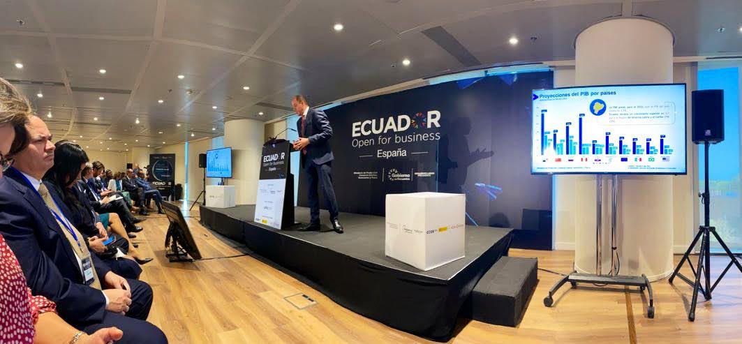 Produccion_Ecu's tweet photo. Los empresarios mostraron principal interés por proyectos de inversión enfocados en los sectores de: 

🏬Infraestructura
♻️energía renovable, 
🚜Agroindustria 
📷Turismo

#MásMundoEnElEcuador🌎✈️🇪🇨 https://t.co/Ysxjtnngs3