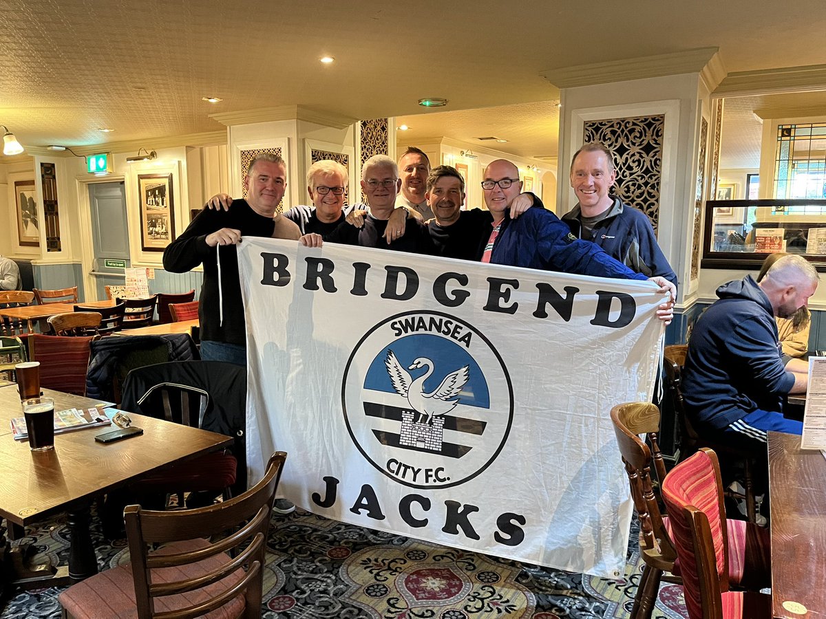 BridgendJacks's tweet photo. Bridgend Jacks have arrived in Watford #swans #bridgendjacks #jacksontour @iantovey0 @JeffWar35883599 @StanwayLewis @ian_crocker5 @GraemeLewis19 https://t.co/2GiK6oaLLu