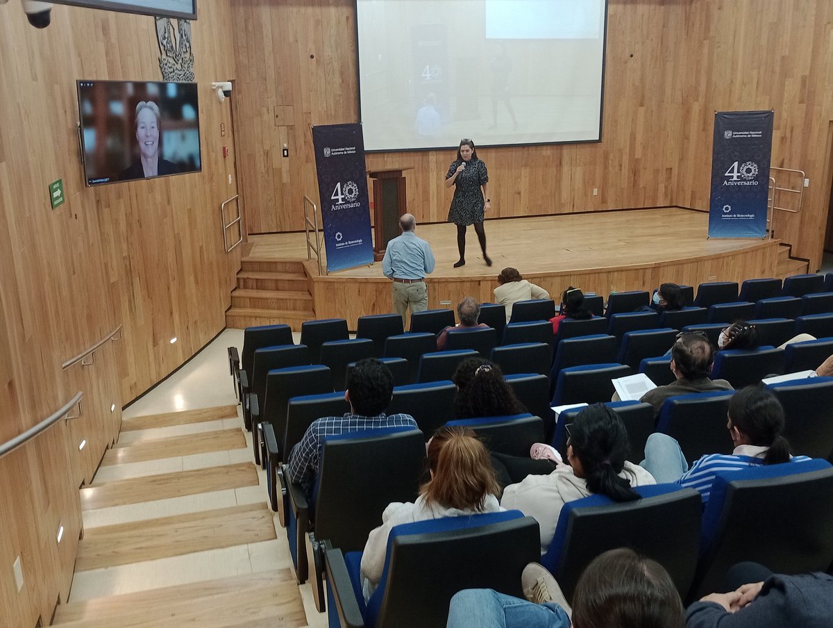 ibt_unam's tweet photo. Agradecemos a la Dra. @francesarnold, Premio Nobel de Química 2018 por la presentación de la conferencia magistral "Innovation by evolution: Bringing new chemistry to life" impartida para nuestra comunidad en el marco de la celebración de #40AñosIBt https://t.co/HcxVACKmvF