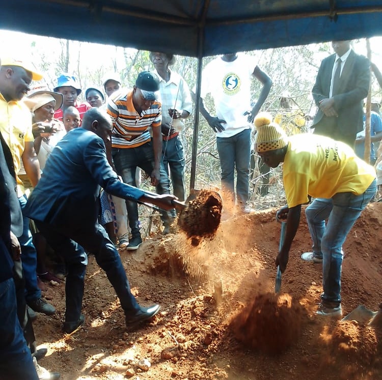 We thank CCiC @nelsonchamisa for decenting to Bikita Ward 5 and celebrating the life of the Change Champion Mudhara Bhuradha. He was our Legend & Commander #RIPBhuradha