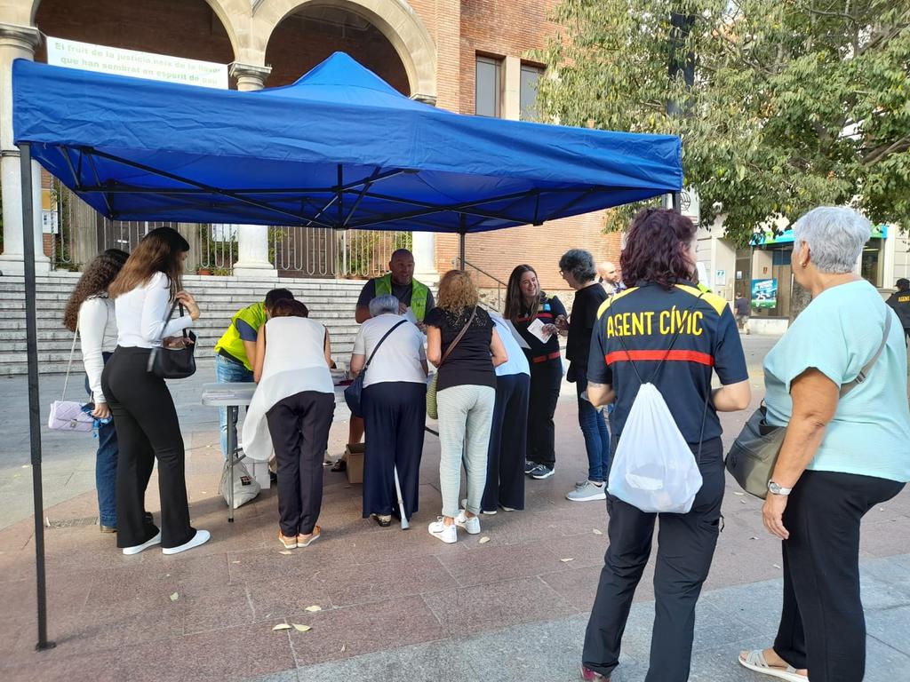 LHSalut's tweet photo. Pel bé dels coloms, no els alimentis.
T'ho expliquem aquesta tarda, fins les 20h, a la carpa ubicada a la Pl. de l'Ajuntament.
#LHSostenible
#LHSalut
@LHAjuntament https://t.co/yimiMjUGun