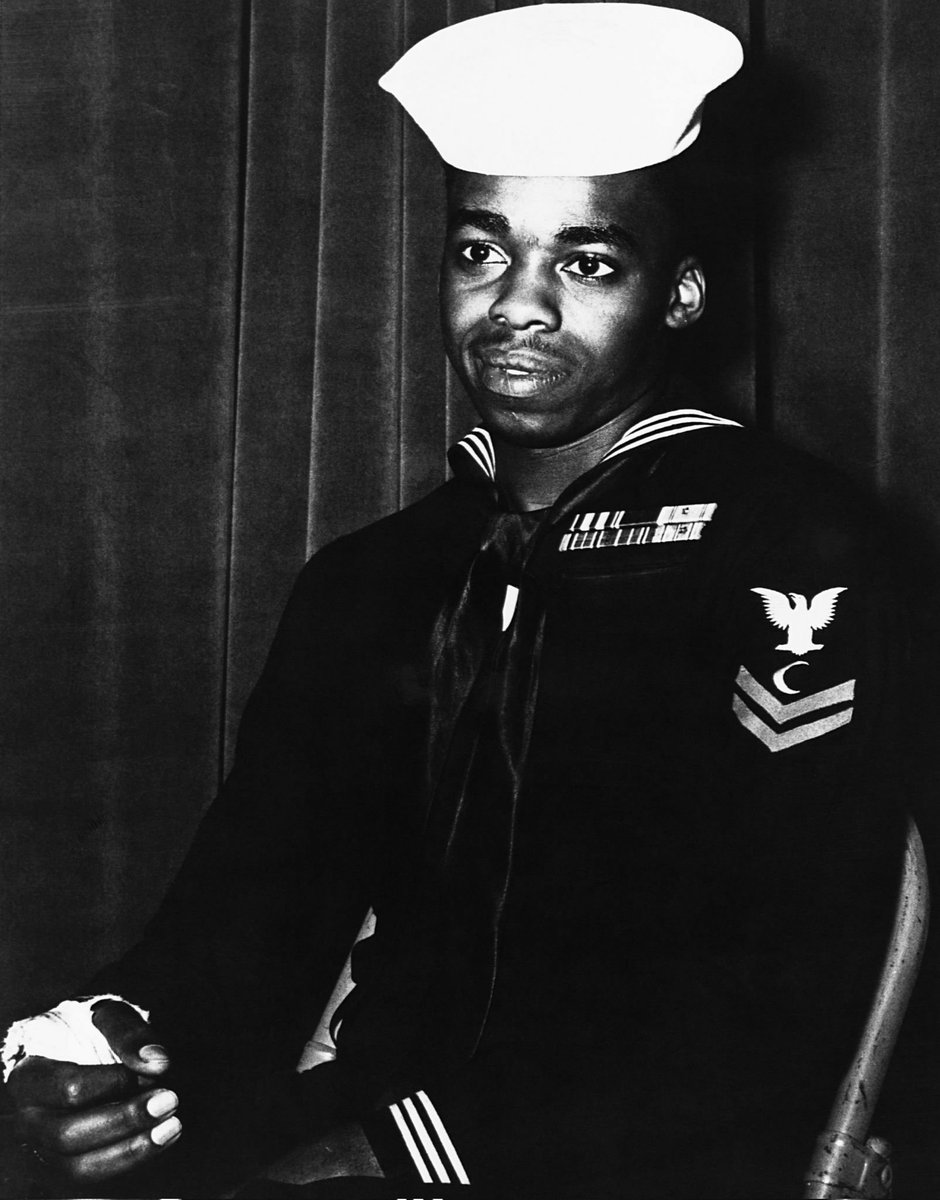 LG_Mundiales's tweet photo. Dorie Miller, cocinero naval. Combatió contra el ataque japonés en Pearl Harbor, resultando herido. Fue condecorado por el Gobierno de Estados Unidos. https://t.co/icwHjNRG5b