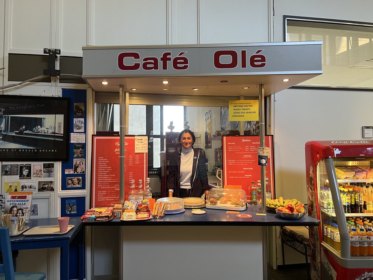 Seit heute freut sich Suzan wieder über Gäste - im Erdgeschoss der Universitätsverwaltung. Auch wenn da grade Baustelle 🚧 ist, der Verkauf geht weiter! ☕️🥯🍏🍌🥤