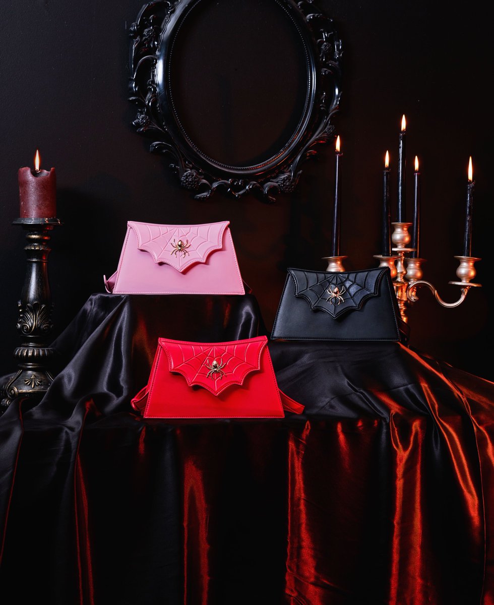 _sugarbones's tweet photo. meet vivian, lilith &amp; charlotte, my newest purse designs inspired by vamp icons &amp; femme fatales 🕷🖤 https://t.co/r4oFPsm3fj