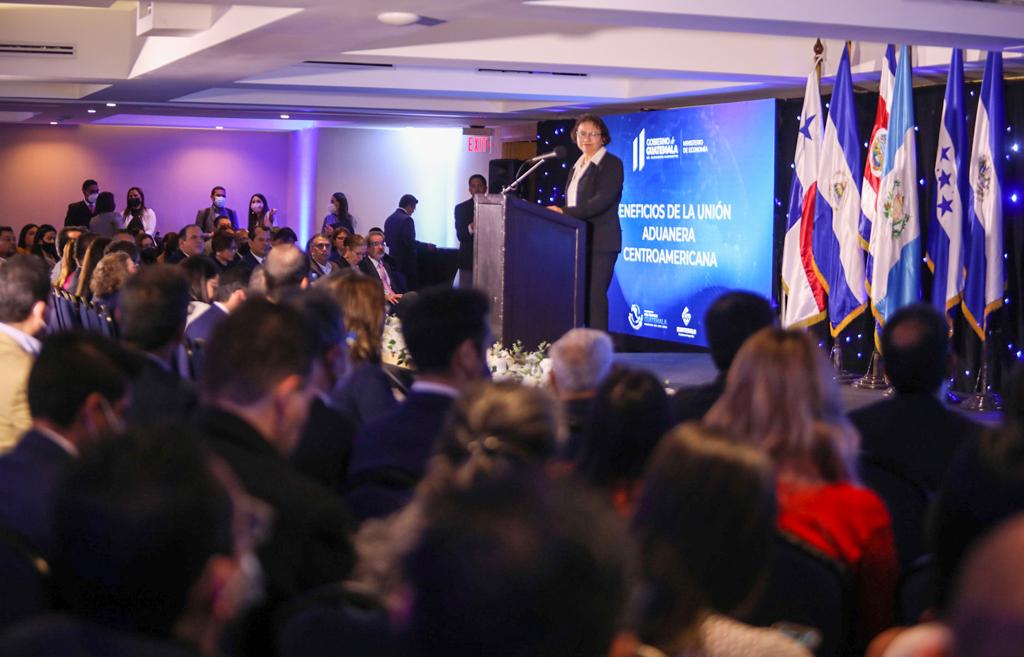 MINECOGT's tweet photo. Viceministra Flores explica en su exposición la dinámica del #ComercioInterregional entre los países que integran la #UnionAduanera , el cual contempla la eliminación de impuestos o barreras arancelarias para los productos que proceden o se dirijan entre los bloques comerciales. https://t.co/yKTYDzee9R