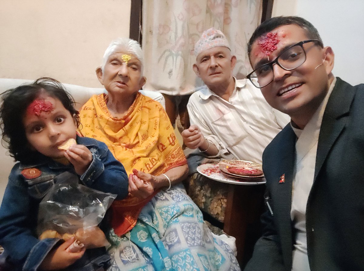 Dahalmatrika4's tweet photo. दशैंले जुराइदिएकाे माैका : ४ पुस्ता (हजुरआमा ९८ वर्ष) र मामासँग हामी बाबा-छाेरी
@a2archana https://t.co/lD7zhDrQwX