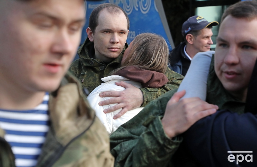 EPA_Images's tweet photo. Conscripted Russian men say goodbye to their loved ones at a recruiting office during a partial military mobilization of reservists to join Russian forces in Ukraine, in Moscow, Russia, 05 October 2022.📷️ epa / Maxim Shipenkov
#UkraineRussiaWar #militarymobilization #epaimages https://t.co/NCGXPbtytr