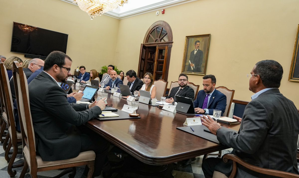 GovPierluisi's tweet photo. Nuestro Gobierno se mantiene adelantando los asuntos prioritarios. Hoy, en discusión sobre asuntos fiscales con el equipo económico. 

@prsechacienda
@prdiraafaf 
@prdirogp
@OATRH
@prdirprits https://t.co/t4yPcY6wUr