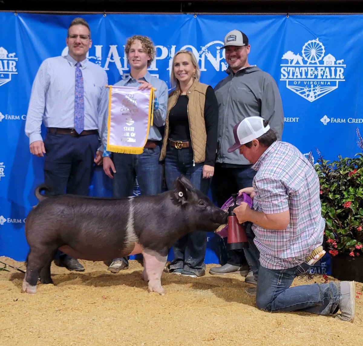 SGIBoars's tweet photo. RESERVE CHAMPION
2022 Virginia State Fair
Sired by :: ALL RISE
Raised by :: Land of Promise Farms, VA
#SGIBOARS https://t.co/7rS3jUlNEM