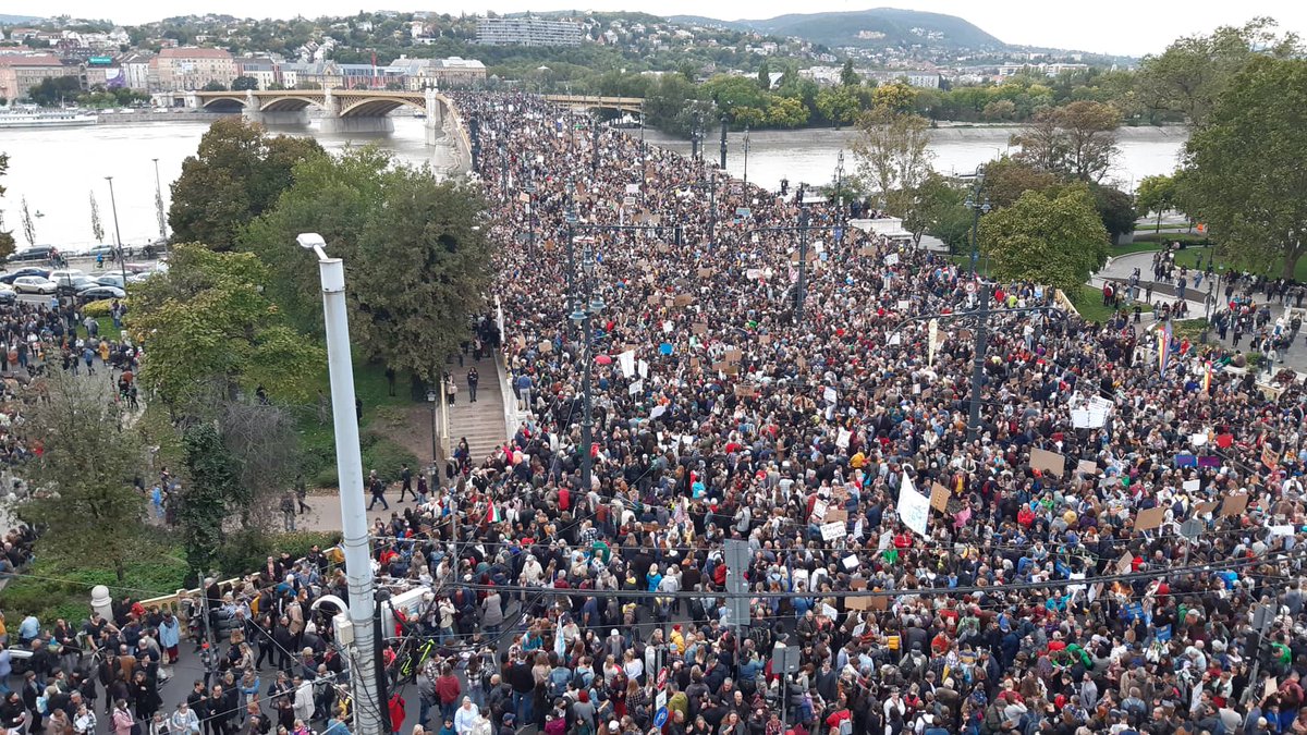 Happening now: thousands of protesting #students are blocking Margaret-bridge in central Budapest, demanding better pay, working conditions and appreciation for their teachers. The demo comes after several high school teachers were fired for going on strike.  Pic: <a href="/euronewshu/">Euronews magyarul</a>