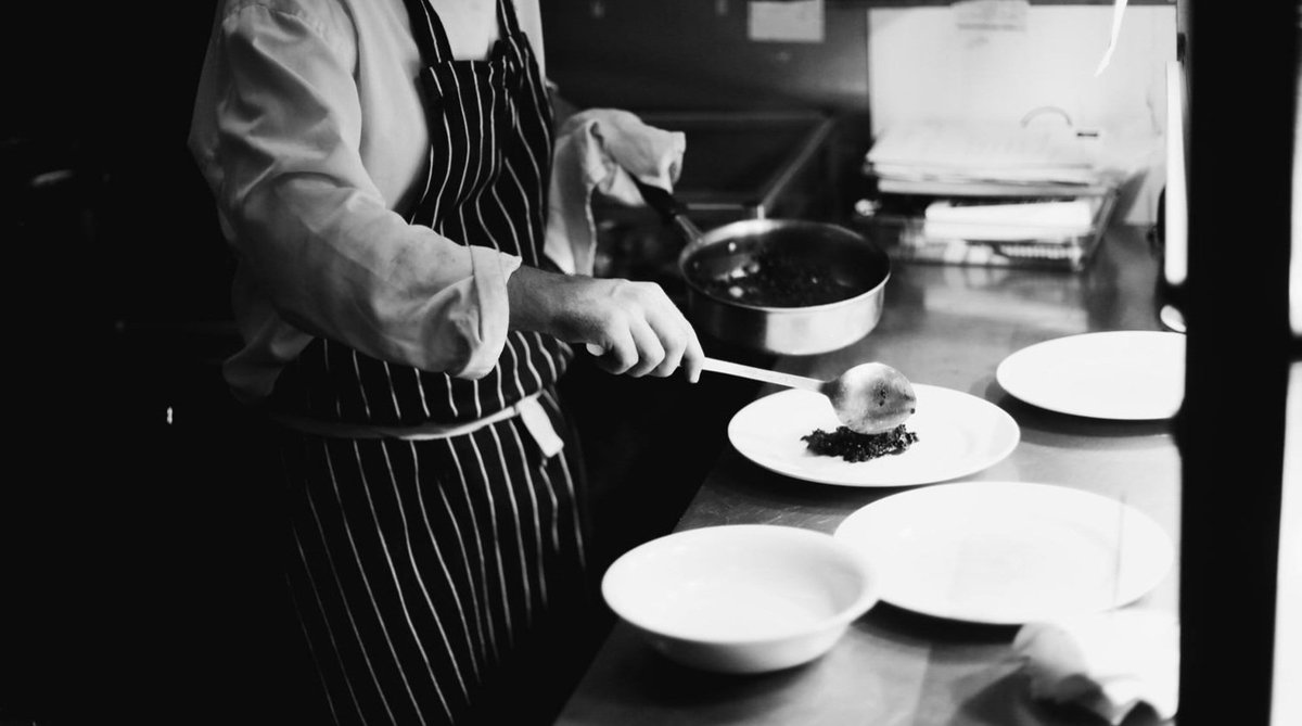 Andrew Edmunds is looking for a 
Chef de partie/Commis chef 

Join our friendly team in the heart of Soho, in a bright and busy kitchen, with great opportunities to progress 

Send your CV to kitchen@andrewedmunds.com 

#cheflife #londonchef #restaurantjobs  #londonjobs #chefjobs