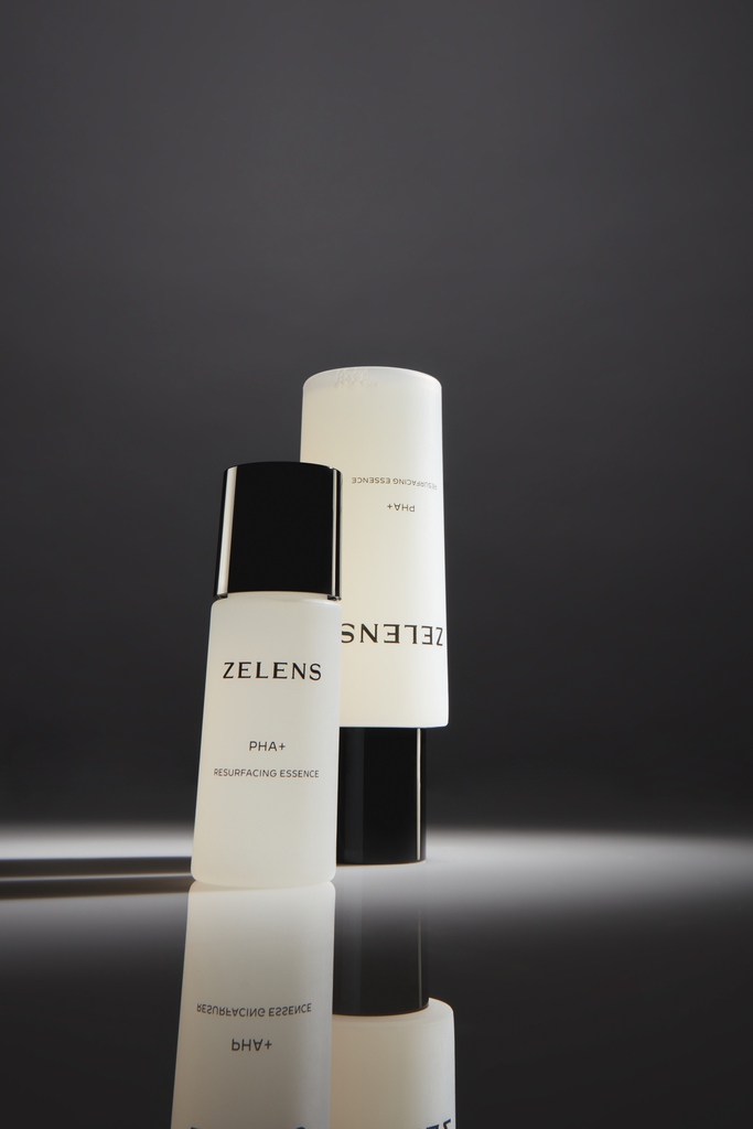 Zelens's tweet photo. We listened... Also introducing travel size PHA+! ⁠
⁠
PHA+ Resurfacing Essence is also now available in beauty-bag friendly 10ml. Perfect for gently exfoliating and a radiant complexion on the go 🛩️⁠

Shop now: https://t.co/UQSOreK14E https://t.co/DOj6jp4yQy
