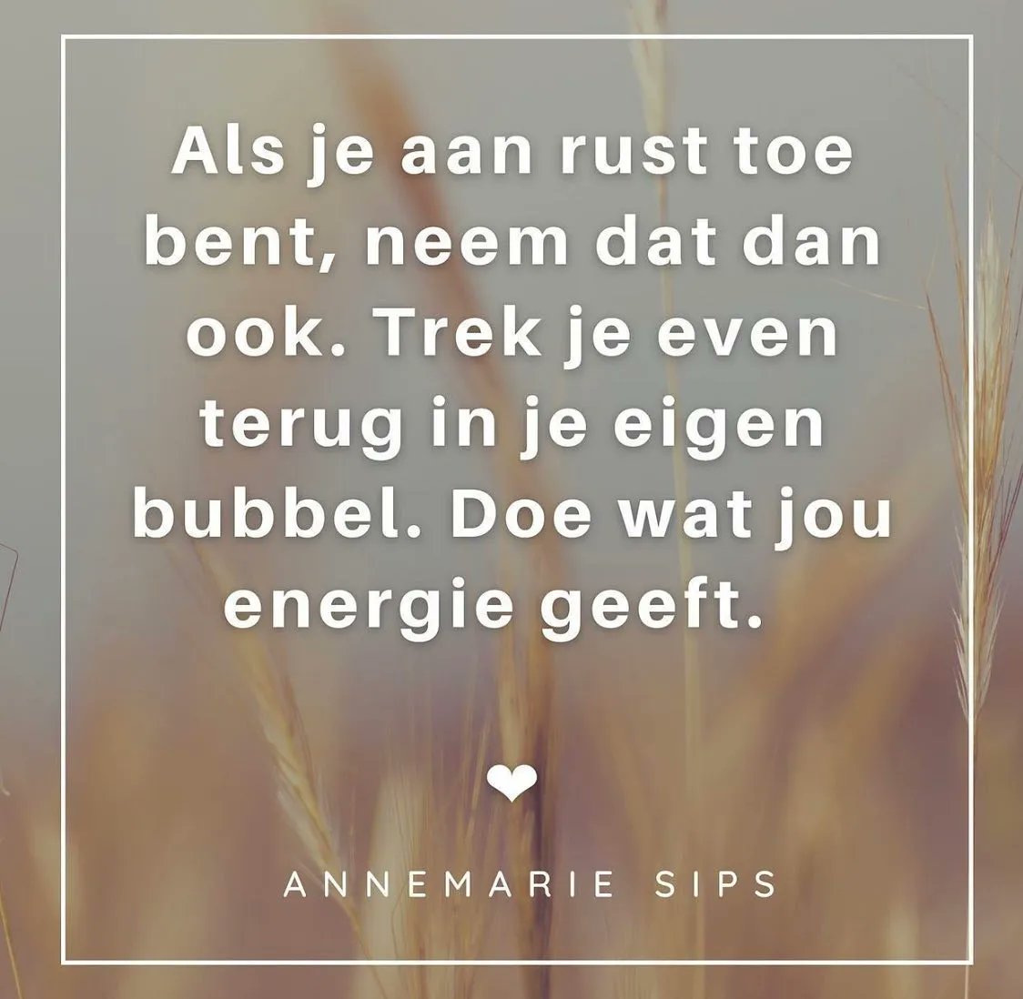 Soms moet je even de aandacht op je eigen leven zetten. Simpelweg omdat jij ook belangrijk bent. Als het voelt dat er niemand voor jou is of het valt niet op dat jij even een omhelzing nodig hebt, omhels jezelf met tijd en ruimte voor jezelf. 
#Repost @annemarie_sips_